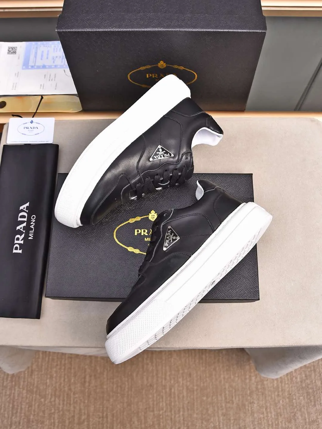 Men's shoes 💰500 Prada/Prada Men's new casual shoes, this upper is made of imported calfskin. The outside is decorated with the P family's classic metal triangle enamel logo, with cowhide lining and cowhide for the foot pads. The outsole is made of non-slip sports exclusive rubber outsole with logo, which feels good on the feet. It is a fashionable and fashionable item!  Size: 38-44 (45 customized)